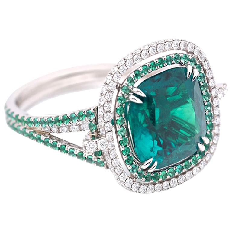 Certified 5.37 Carat Colombian Natural Emerald Diamonds Ring For Sale