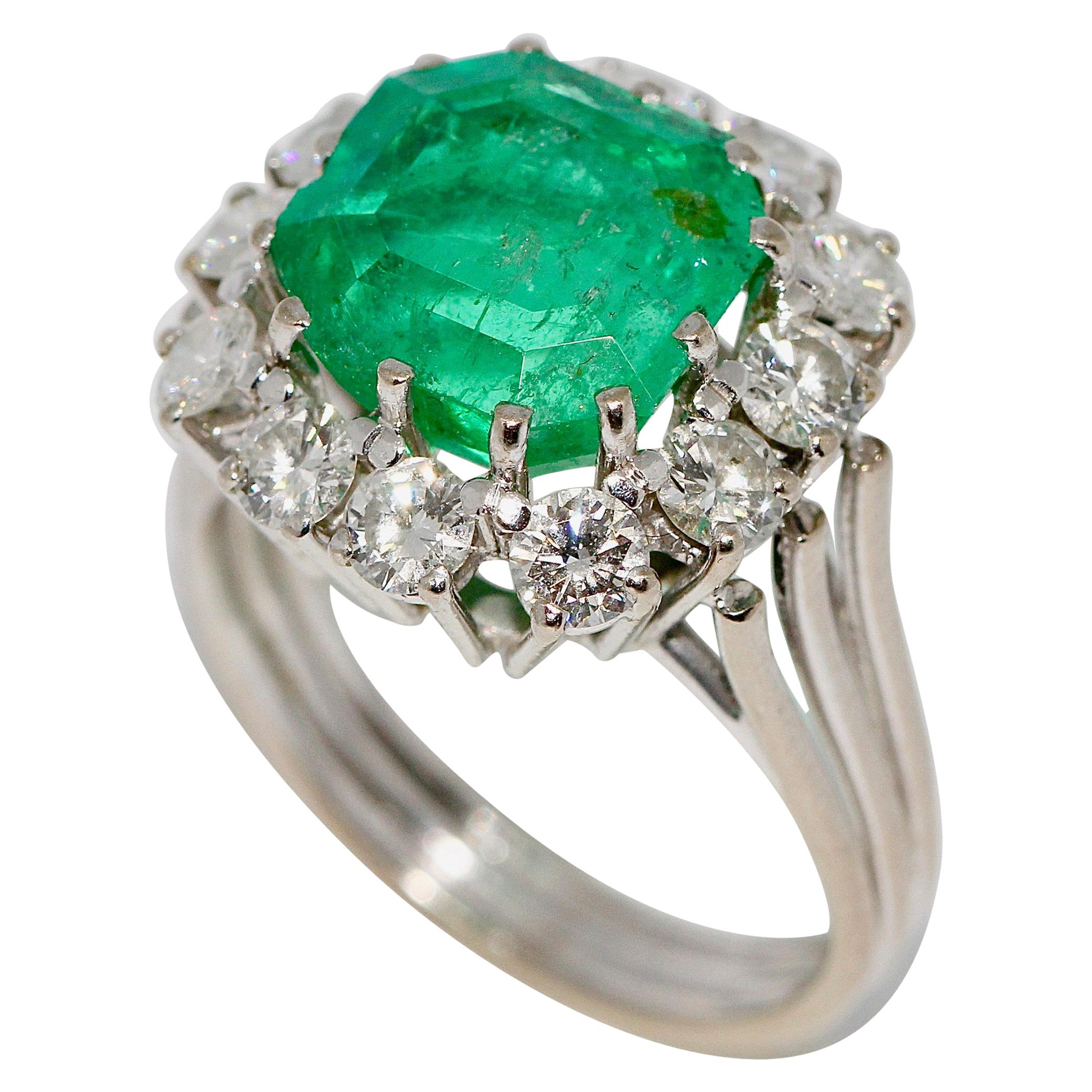 Luxurious 18 Karat White Gold Ring with Large Emerald and 12 Diamonds
