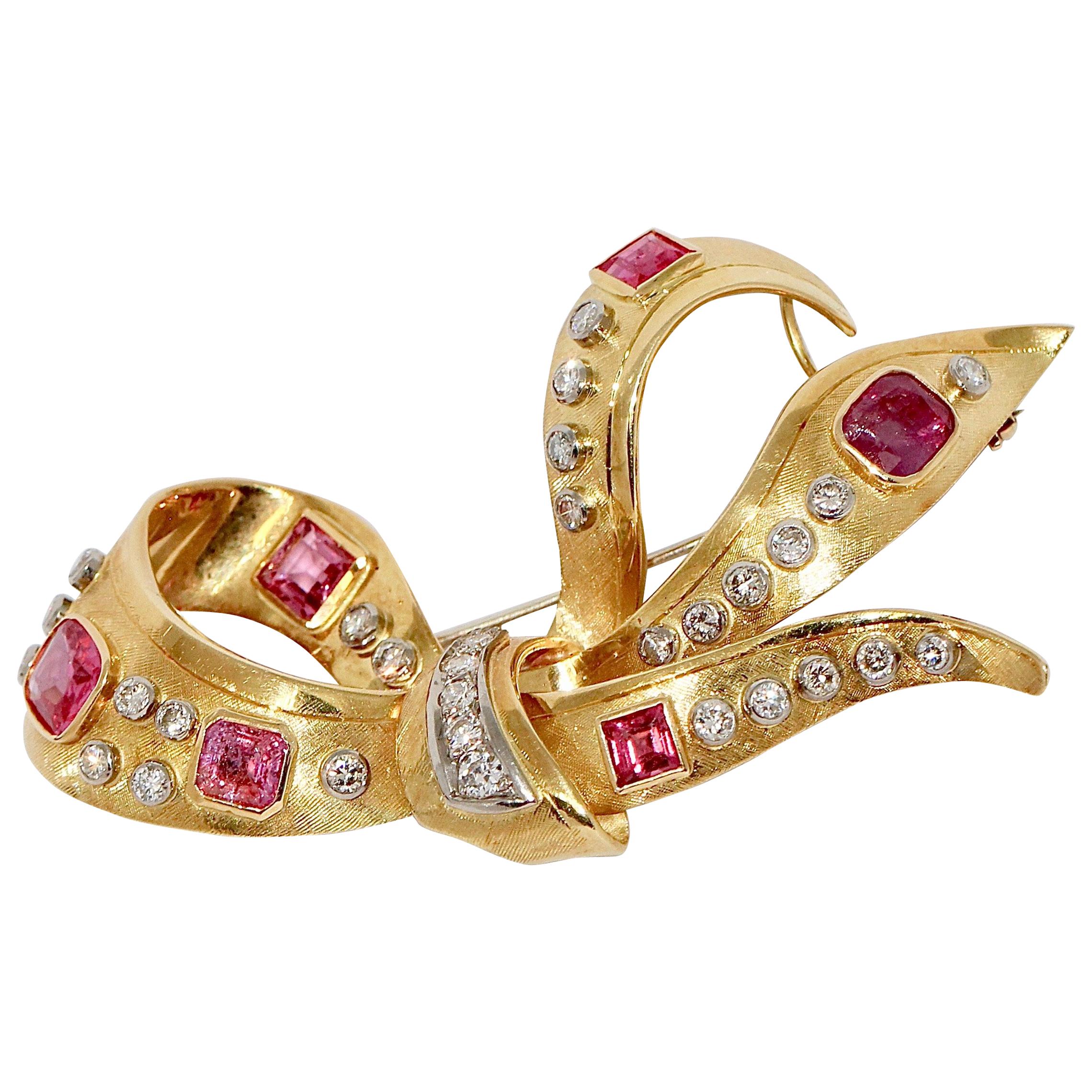 Große, elegante Goldbrosche in Schleifenform aus 18 Karat Gold mit Rubinen und Diamanten im Angebot