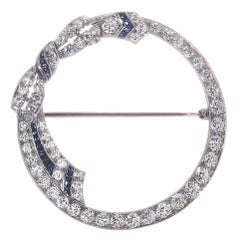 2,30 Carati Diamante Zaffiro Oro Bianco 14 Carati Fiocco Cerchio Aperto Art Deco Spilla