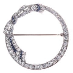 Broche cercle ouvert Art déco en or blanc 14 carats avec diamants et saphirs de 2,30 carats et nœud papillon