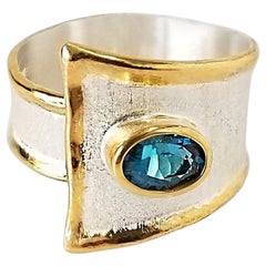 Yianni Creations Anillo de banda ancha de plata fina con topacio azul y oro de 24 quilates en dos tonos