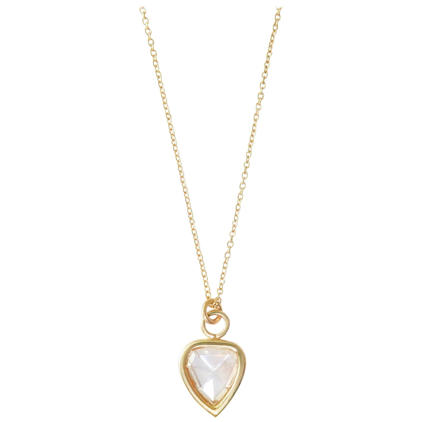La collana con ciondolo con cornice di diamanti è caratterizzata da un'ampia e scintillante fetta di diamante rosecut incorniciata in oro e incorporata in una catena da 16 pollici.  Realizzato in oro giallo massiccio da 18 carati con una fetta di