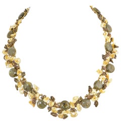 Halskette aus Perlen, Edelsteinen und Gold, handgefertigt