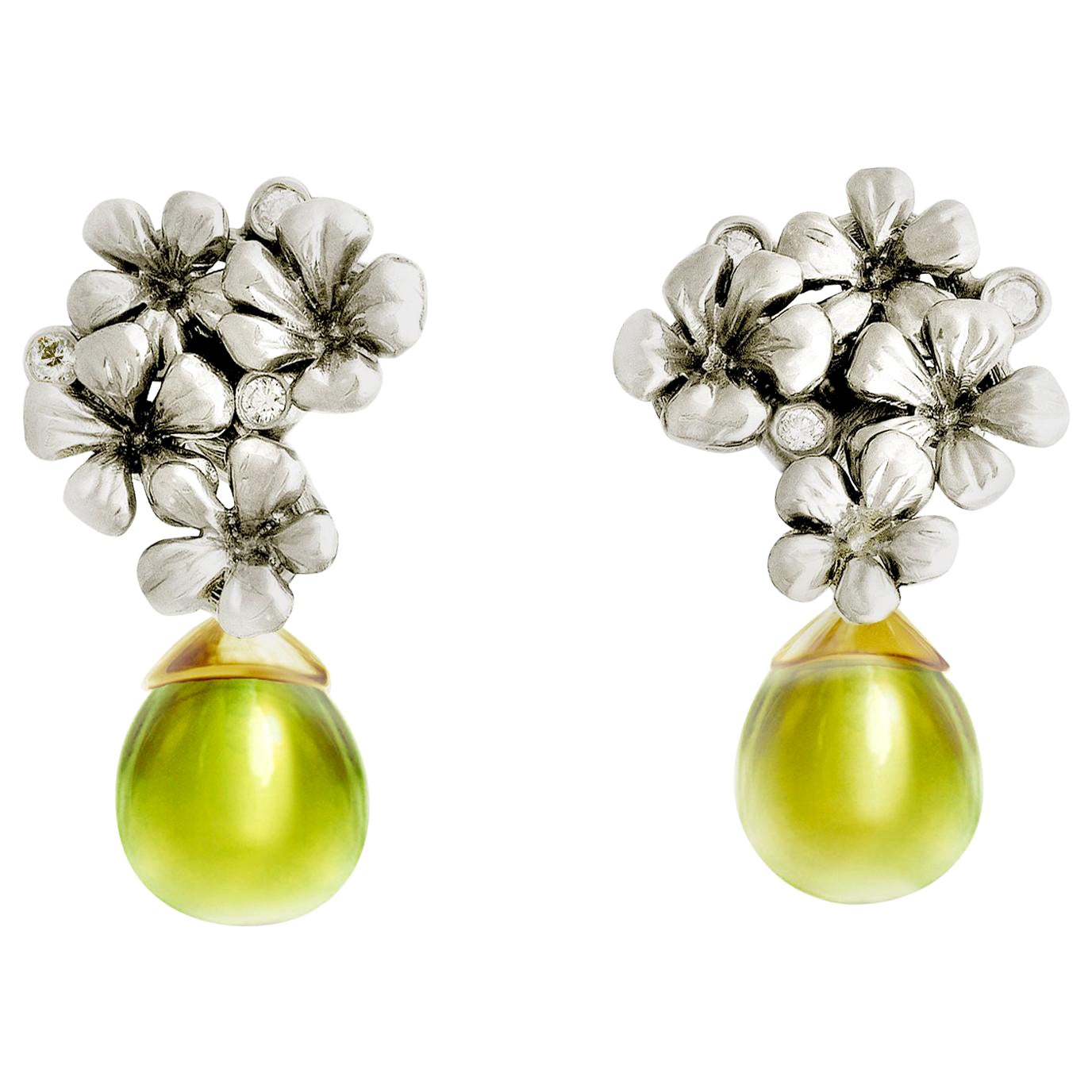 Two-tone Gold Flowers Clip-on Earrings with Diamonds in White and Yellow Gold For Sale