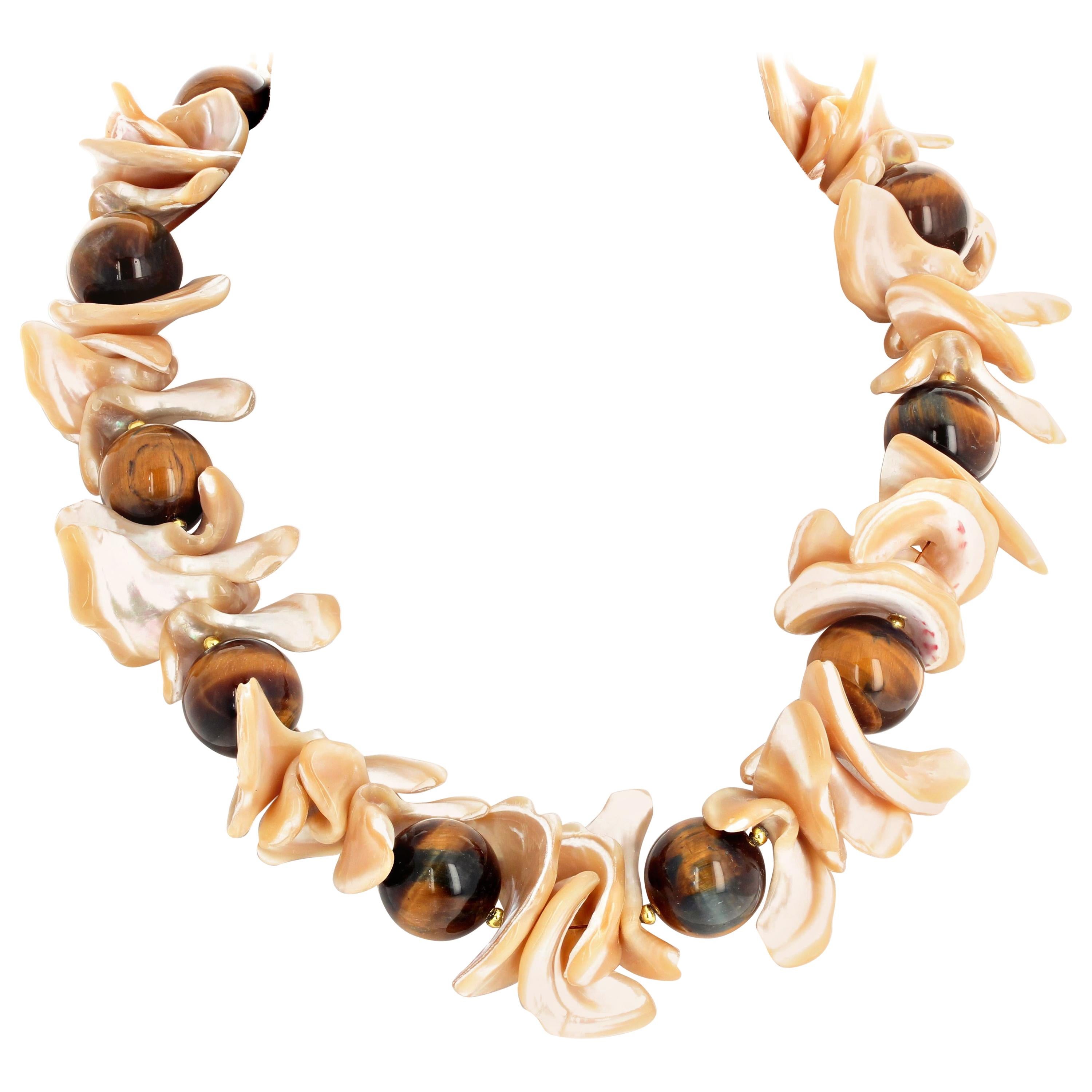 Halskette von AJD Elegante Dramatische natürliche goldene cremefarbene Muschel- und Tigerauge-Halskette