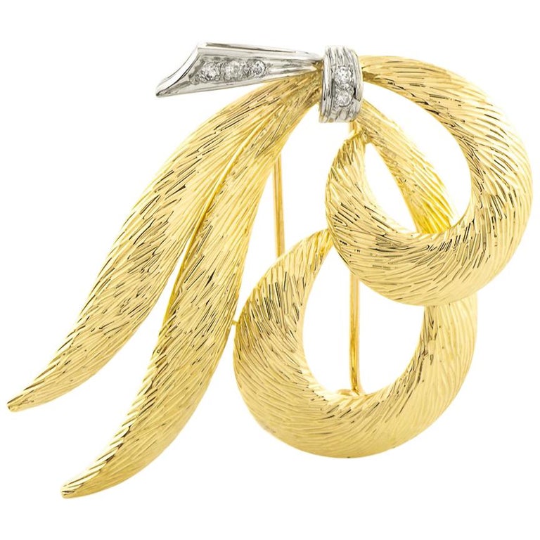 18 Karat Yellow Gold Five Diamonds Curvy Ribbon Pin at 1stDibs