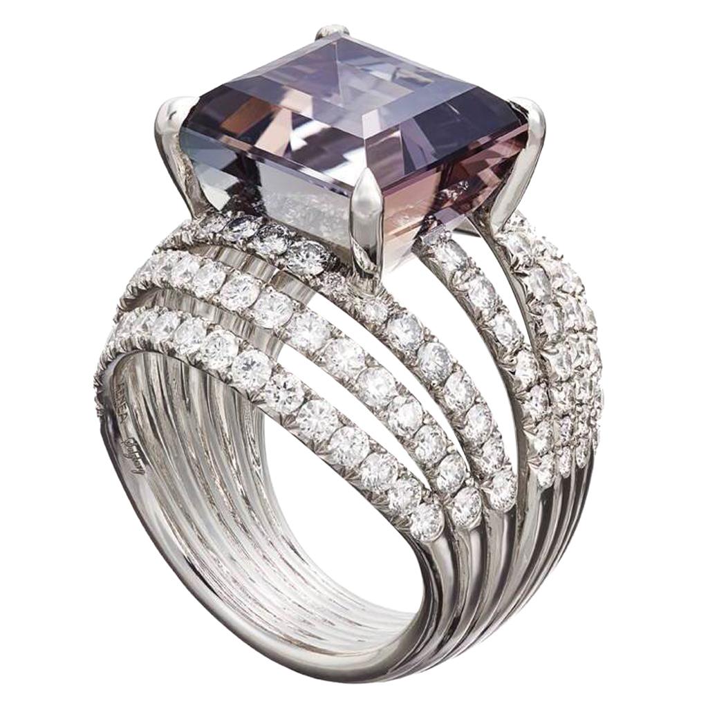 Ring aus Palladium mit weißen Diamanten und lila Tansanit im Angebot