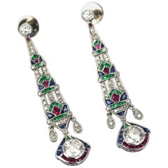 Boucles d'oreilles pendantes en platine diamant saphir émeraude rubis