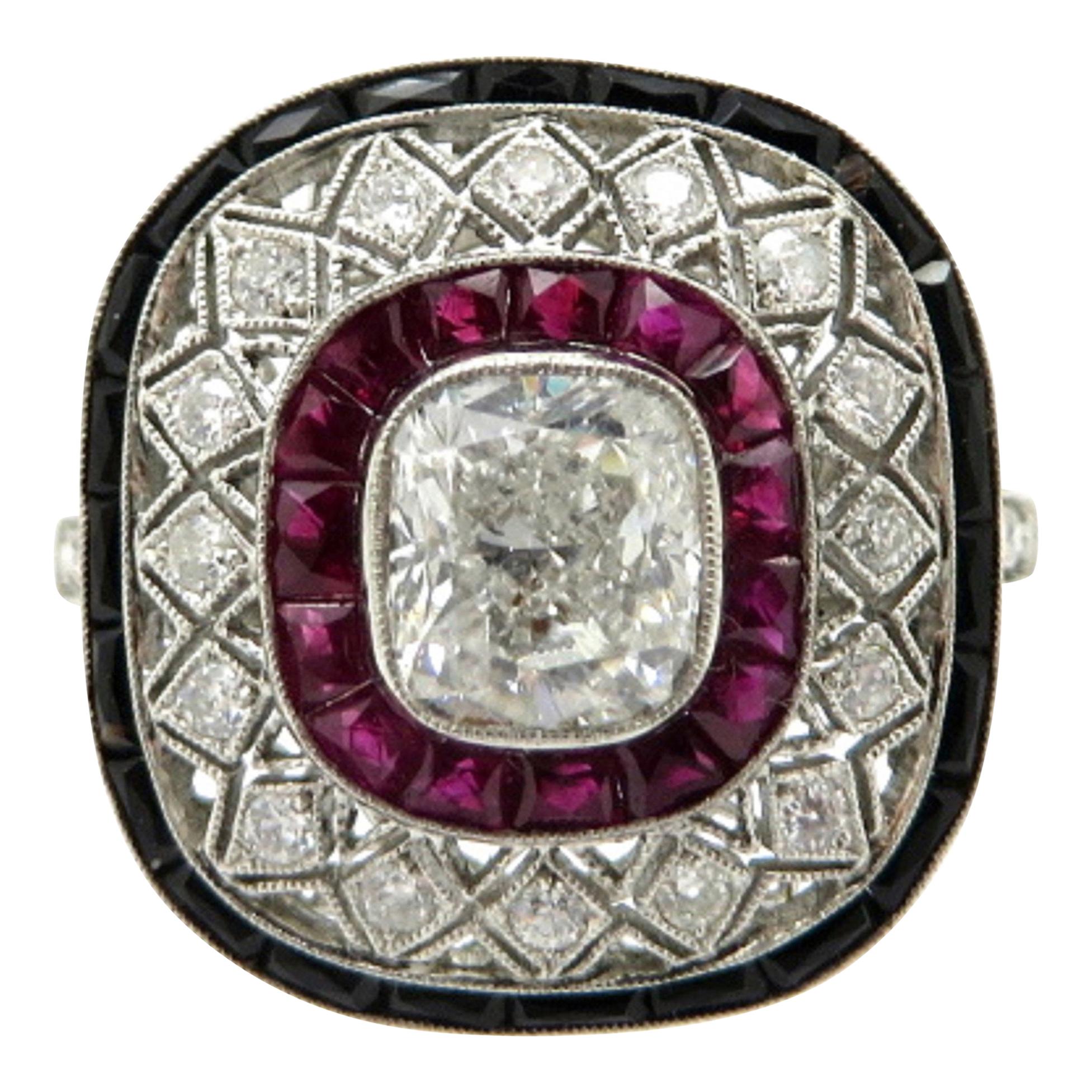 Antiker Ring aus Platin mit Diamanten im Kissenschliff, Rubin und Onyx