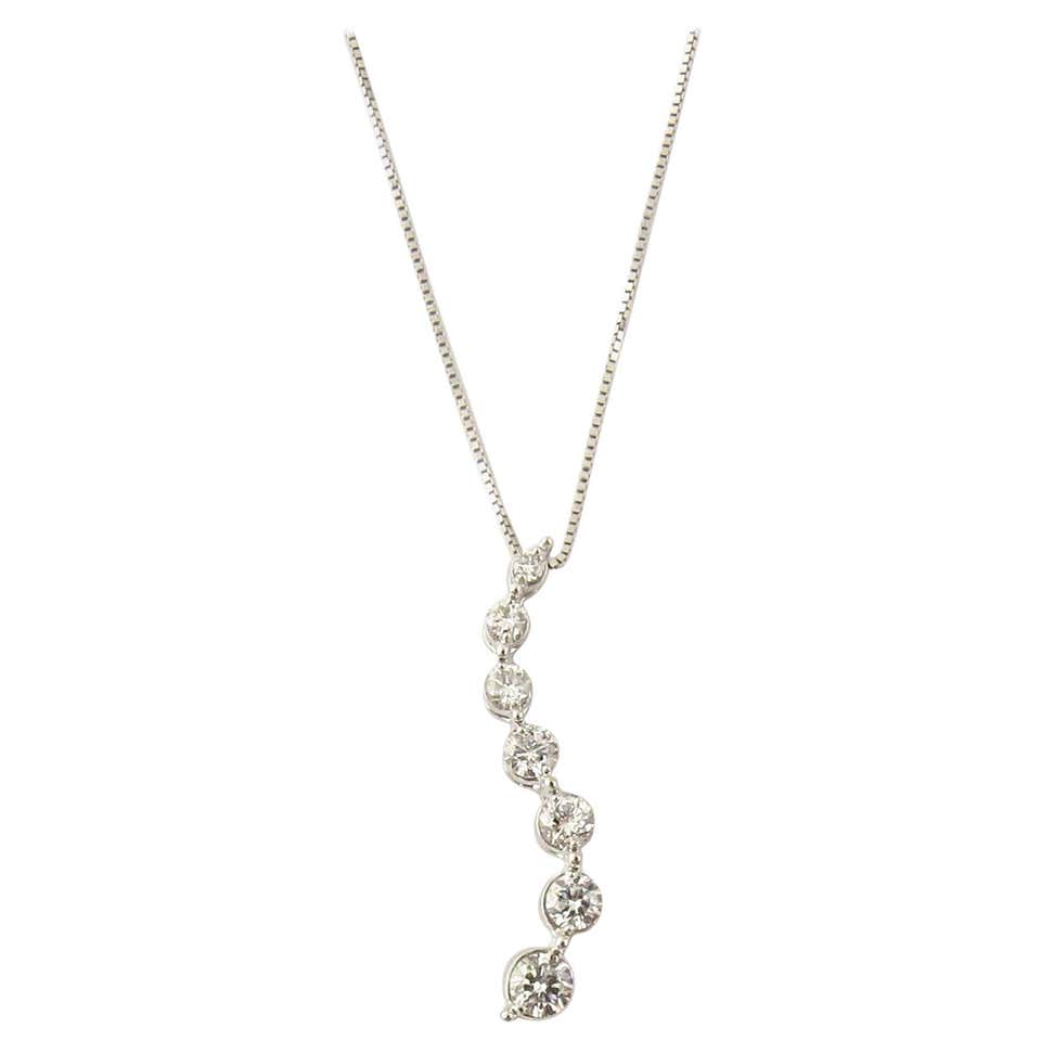 14 Karat White Gold Graduated Diamond Pendant Necklace For Sale at 1stDibs