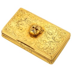 English 18 Karat Gold Snuff Box with Bulldog Head, circa 1850