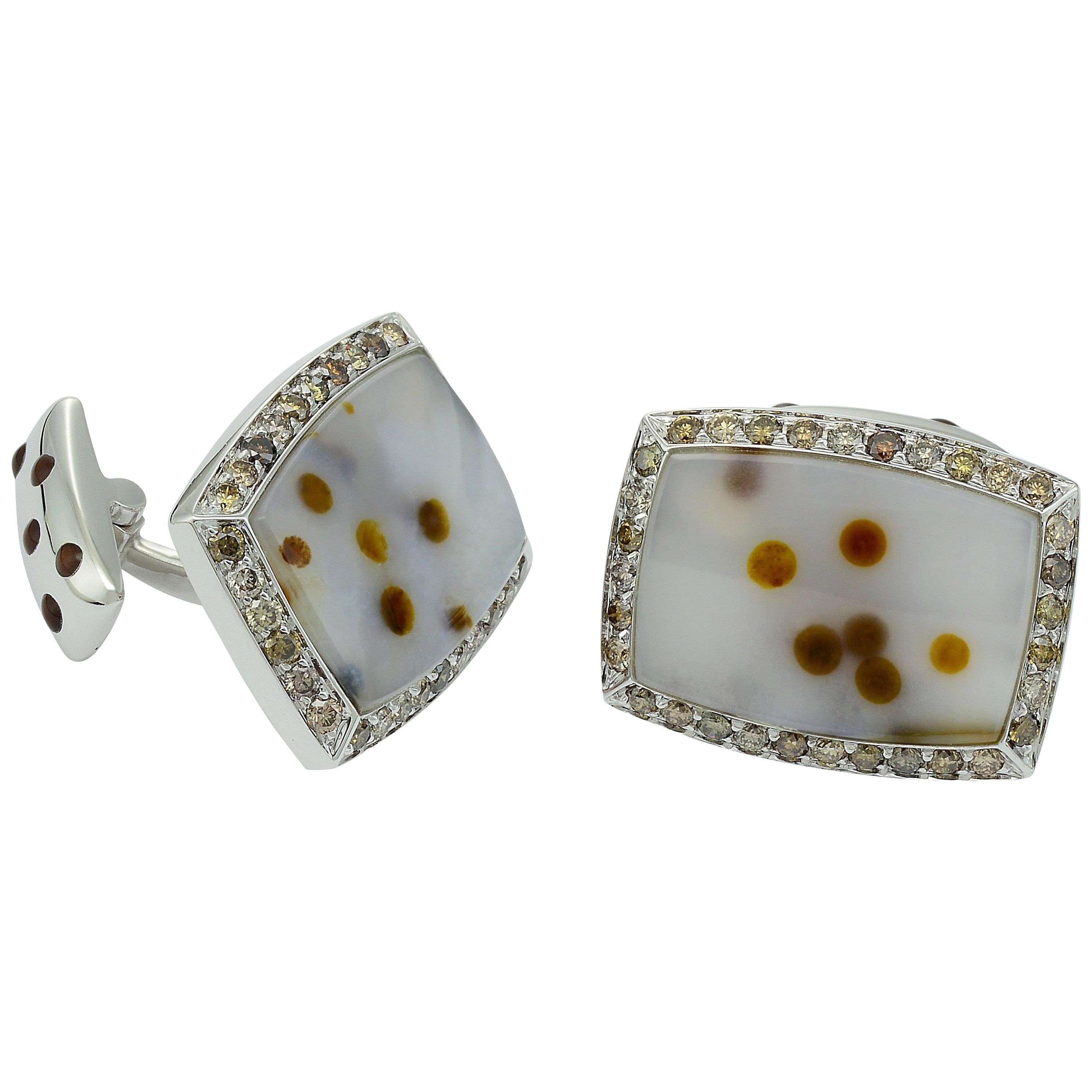 Fabriqués à la main en Italie dans l'atelier familial de Margherita Burgener, les boutons de manchette sont centrés sur une agate naturelle présentant des taches brunes naturelles. 

or blanc 18 KT grammes 19,09
 n. 64 diamant brun poids total carat