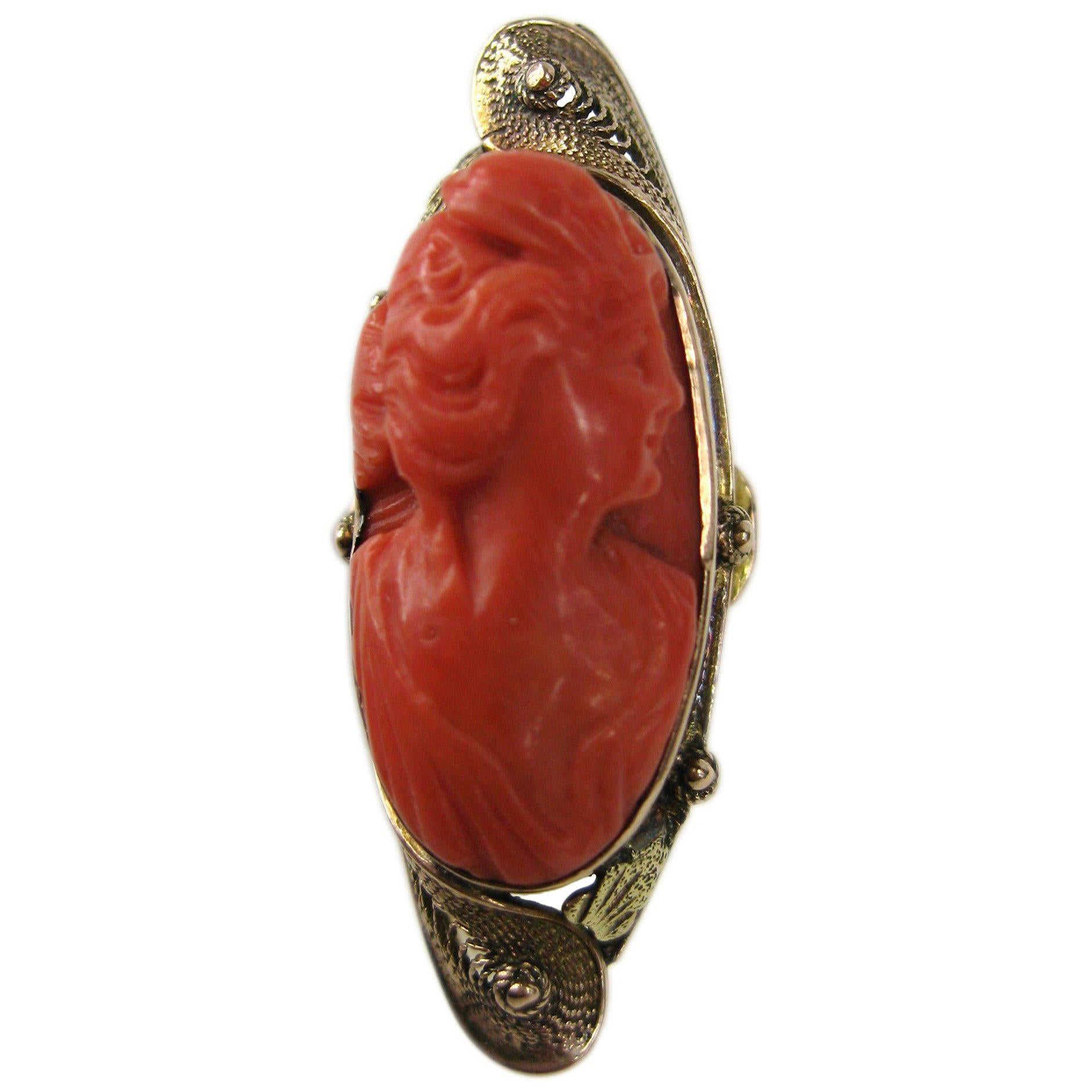 Bague camée ovale en or 10 carats et corail rouge, sculptée à la main en vente