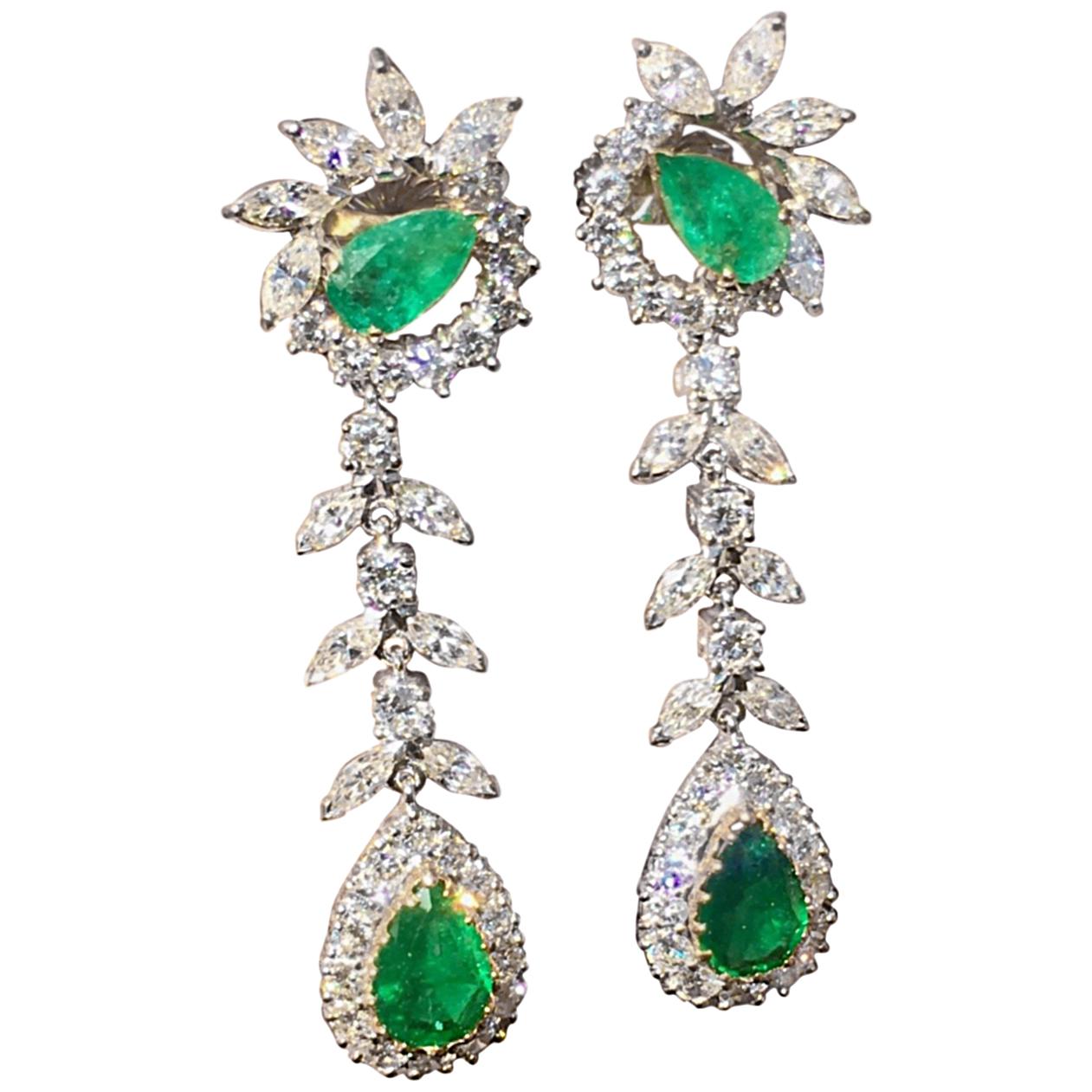 Estate Pair of Platinum 14 Carat Emerald G/VS Diamond Dangle Pendant Earrings For Sale