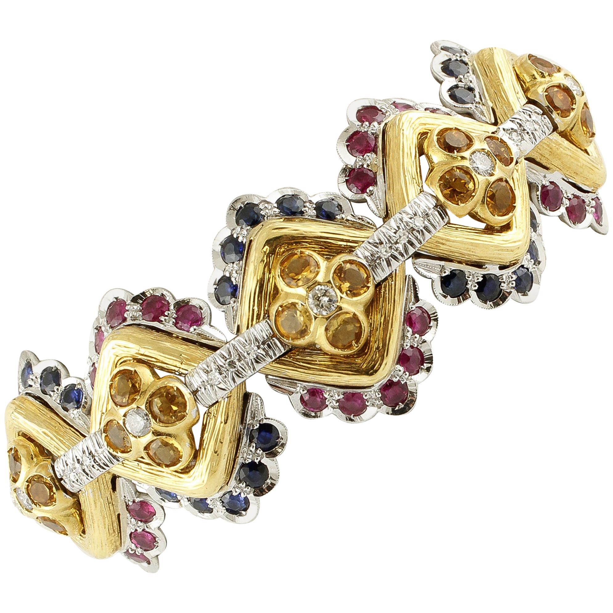 Bracelet à maillons en or blanc et jaune, diamants blancs, saphirs bleus et rubis en vente