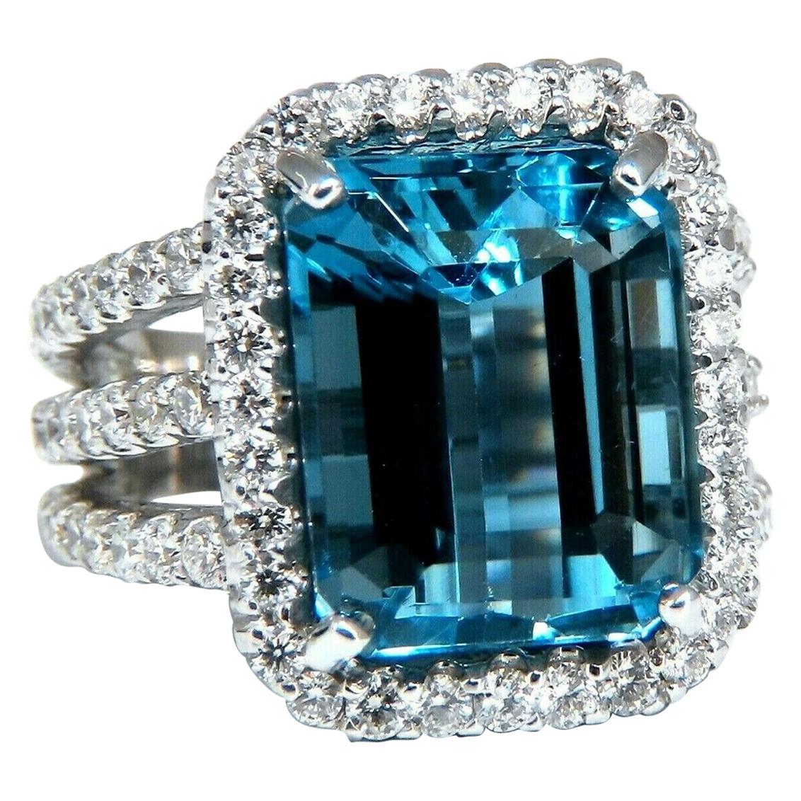 Bague à trois anneaux en or 14 carats avec diamants bleus suisses naturels vifs de 17,40 carats et halo à trois anneaux