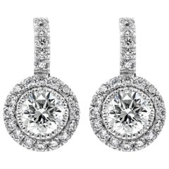 Pendants d'oreilles Roman Malakov avec halo de diamants ronds et brillants de 2,63 carats au total