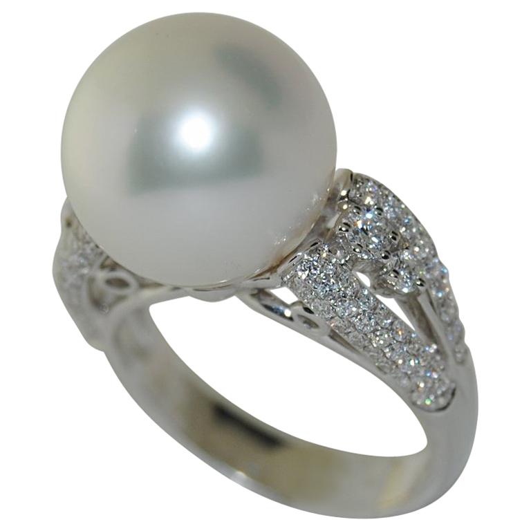 18 Karat White Gold Ring with South Sea Pearl and Round Diamonds For Sale