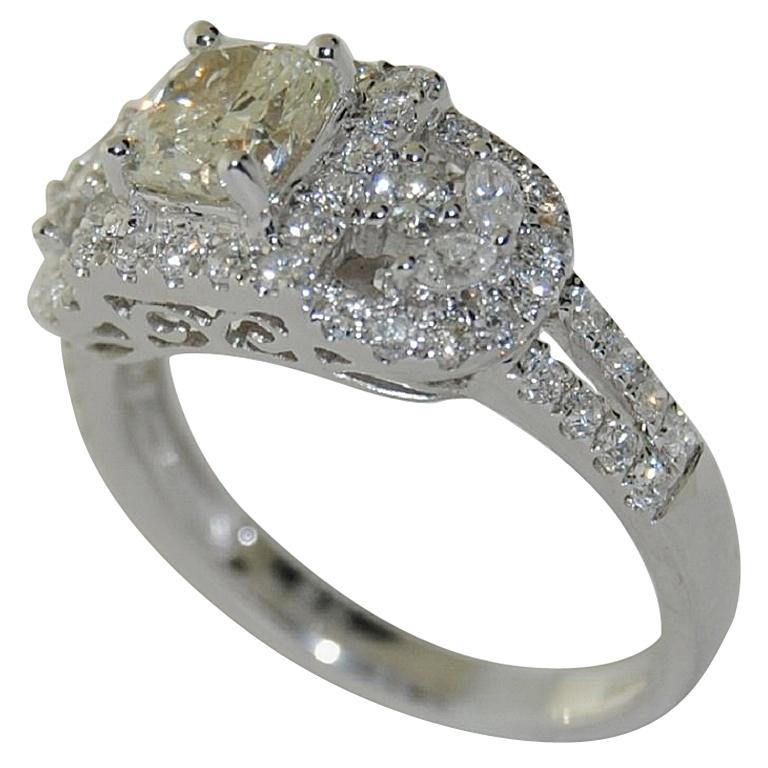18 Karat Gold Women's Diamond Ring For Sale