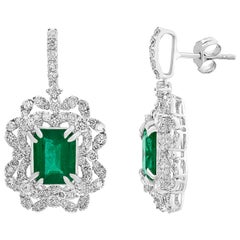 Boucles d'oreilles pendantes en or 18 carats avec diamants et émeraudes de Colombie taille émeraude de 7 carats