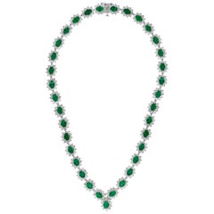 Collar de Esmeralda Natural Ovalada de 30 Quilates y Diamantes de 23 Quilates en Oro de 18 Kilates