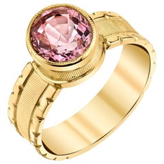 2,03 ct. Anillo de oro amarillo de 18 quilates con espinela rosa