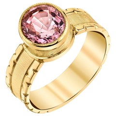 2,03 Karat. Rosa Spinellbandring aus 18 Karat Gelbgold  