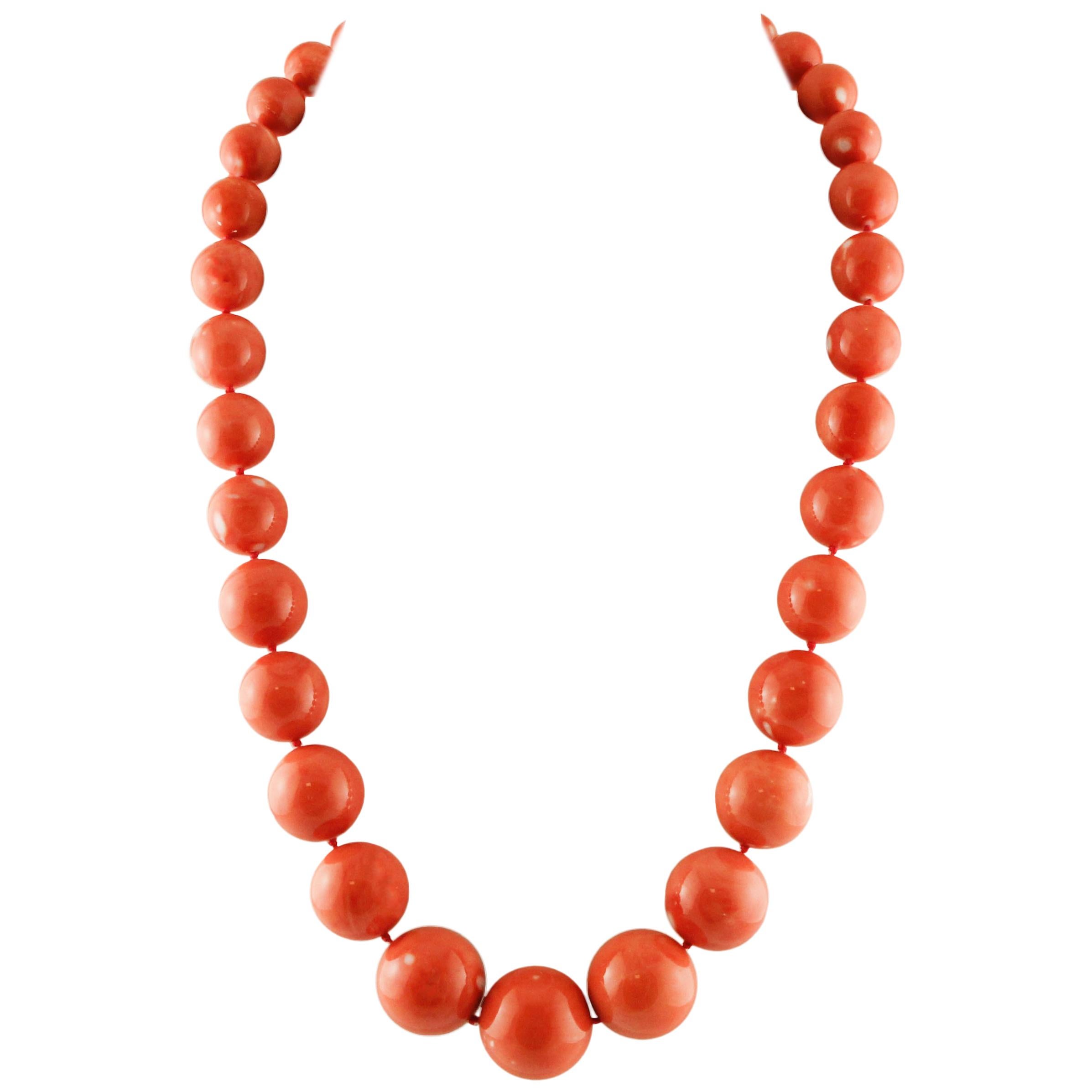 248.50 g of Red Spheres Coral, 18 Karat Yellow Gold Clasp, Beaded Necklace