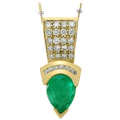 pendentif émeraude colombienne en forme de poire de 5 carats et diamants - Mise en valeur du collier