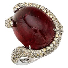 RUCHI Bague en or blanc avec cabochon de tourmaline et pavé de diamants fantaisie