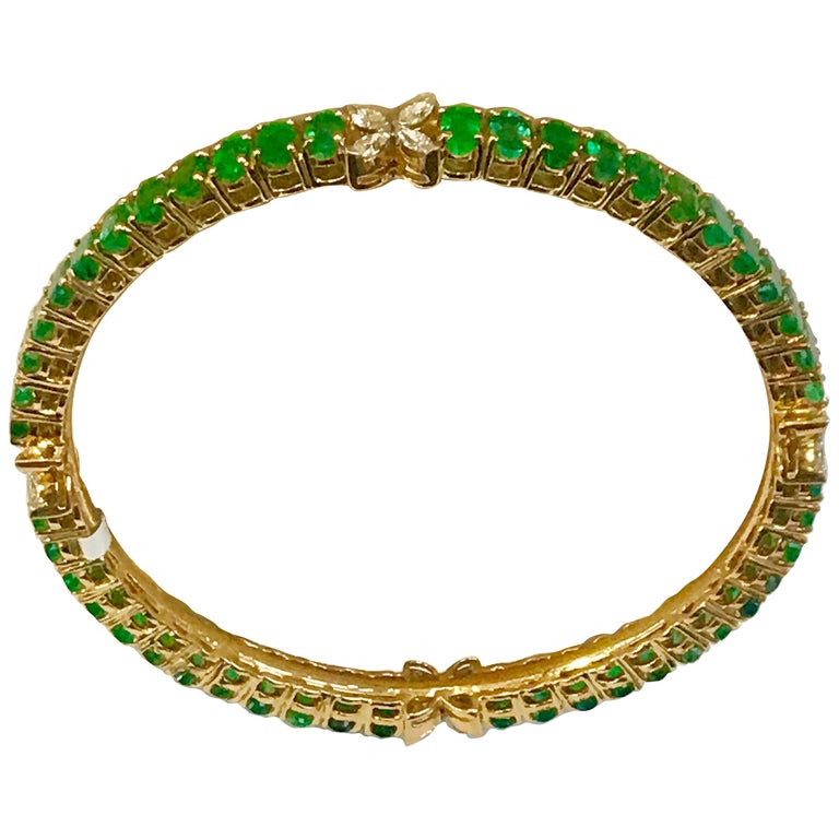 9 Carat Oval Emeralds and Diamonds 18 Karat Gold 23 Grams Bangle /Bracelet For Sale