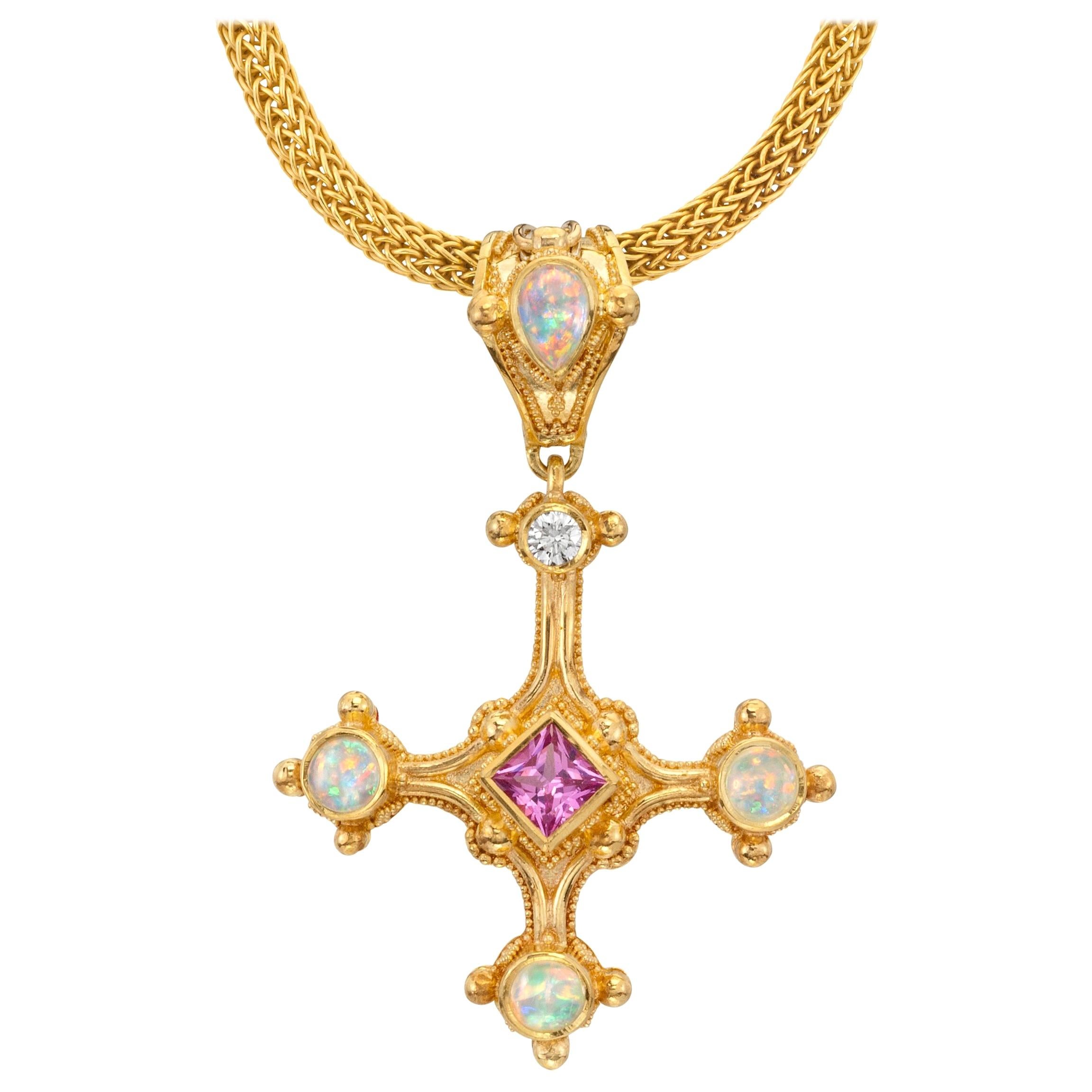 Kreuzanhänger mit rosa Saphir, Opal, Diamant, akzentuiert mit Goldgranulation