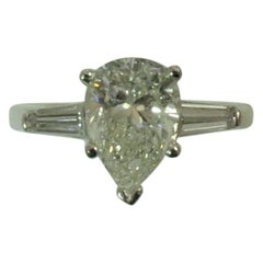 Anello di platino  Incastonato con diamanti a forma di pera del peso di 2,02 carati e baguettes