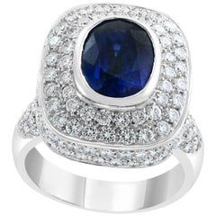 Bague cocktail en or blanc 18 carats avec saphir bleu de Ceylan et diamants