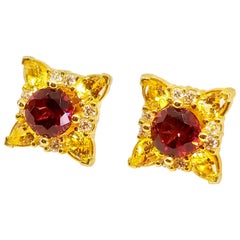 Clous d'oreilles fleur en or 18 carats avec grenat rhodolite, saphir canari non chauffé et diamants