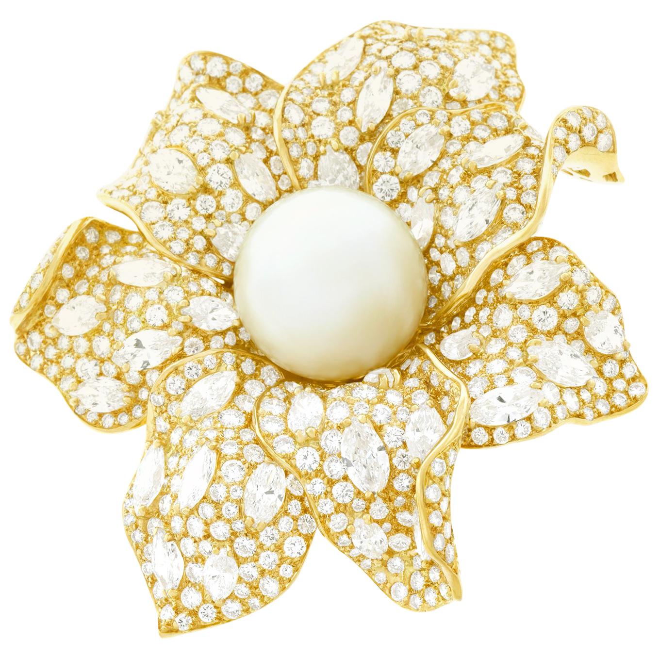 Prächtige Blumenbrosche aus Gold mit Perlen und Diamanten besetzt im Angebot