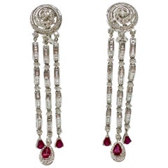 Boucles d'oreilles chandelier en or 18 carats avec diamants blancs de 6,03 carats et rubis rouge de 3,40 carats