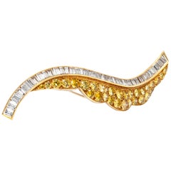 18 Karat Gold and Platinum Brooch with Baguette Cut and Diamond