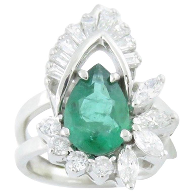 Women's Emerald G VS Baguette Diamond 3.00 Carat Cocktail Ring For Sale