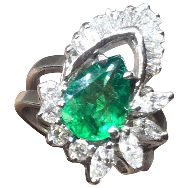 Emerald G VS Baguette Diamond 3.00 Carat Cocktail Ring For Sale
