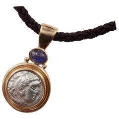 Michael Kneebone Alexander The Great Coin Pendentif en saphir bleu