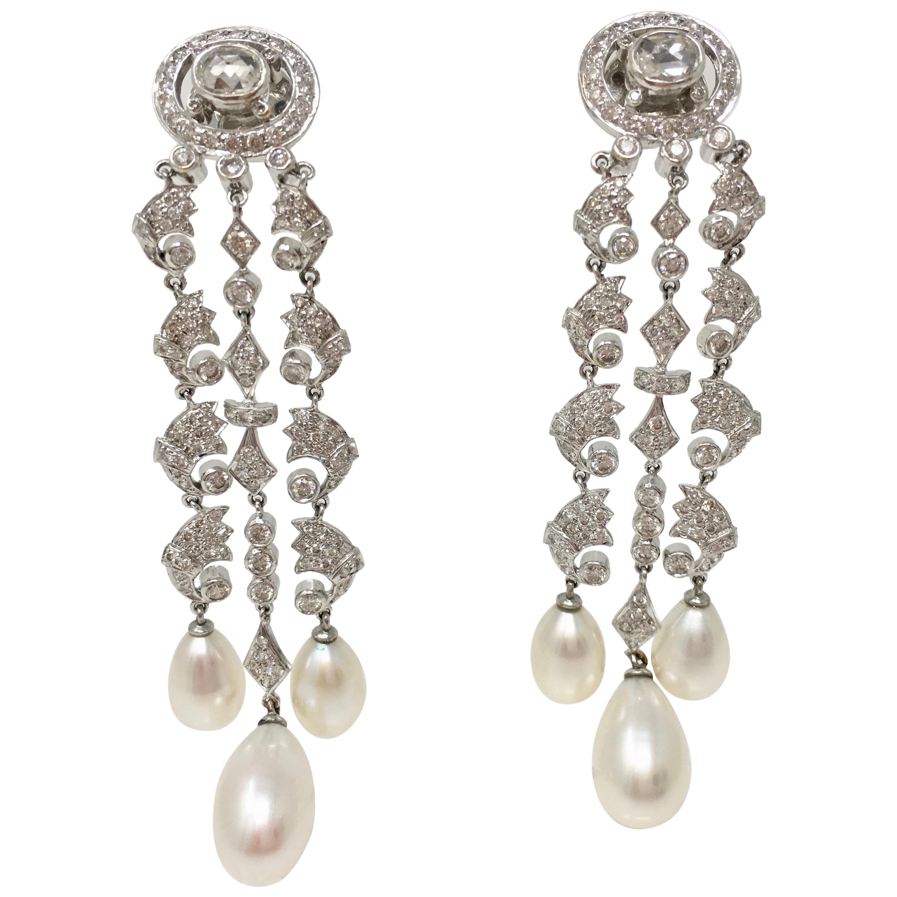 Weiße weiße runde Brillant-Diamanten und weiße Südseeperlen-Ohrringe aus 18k Gold. 