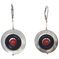 Boucles d'oreilles Marina J en nacre, onyx et corail rouge en or blanc 14 carats