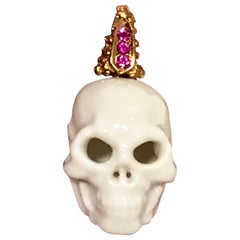 Pendentif crâne en porcelaine de Rosenthal en édition limitée avec or 18k et rubis sertis