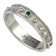 Georgios Collections Bague granulation jonc en or blanc 18 carats et diamants bleus fins