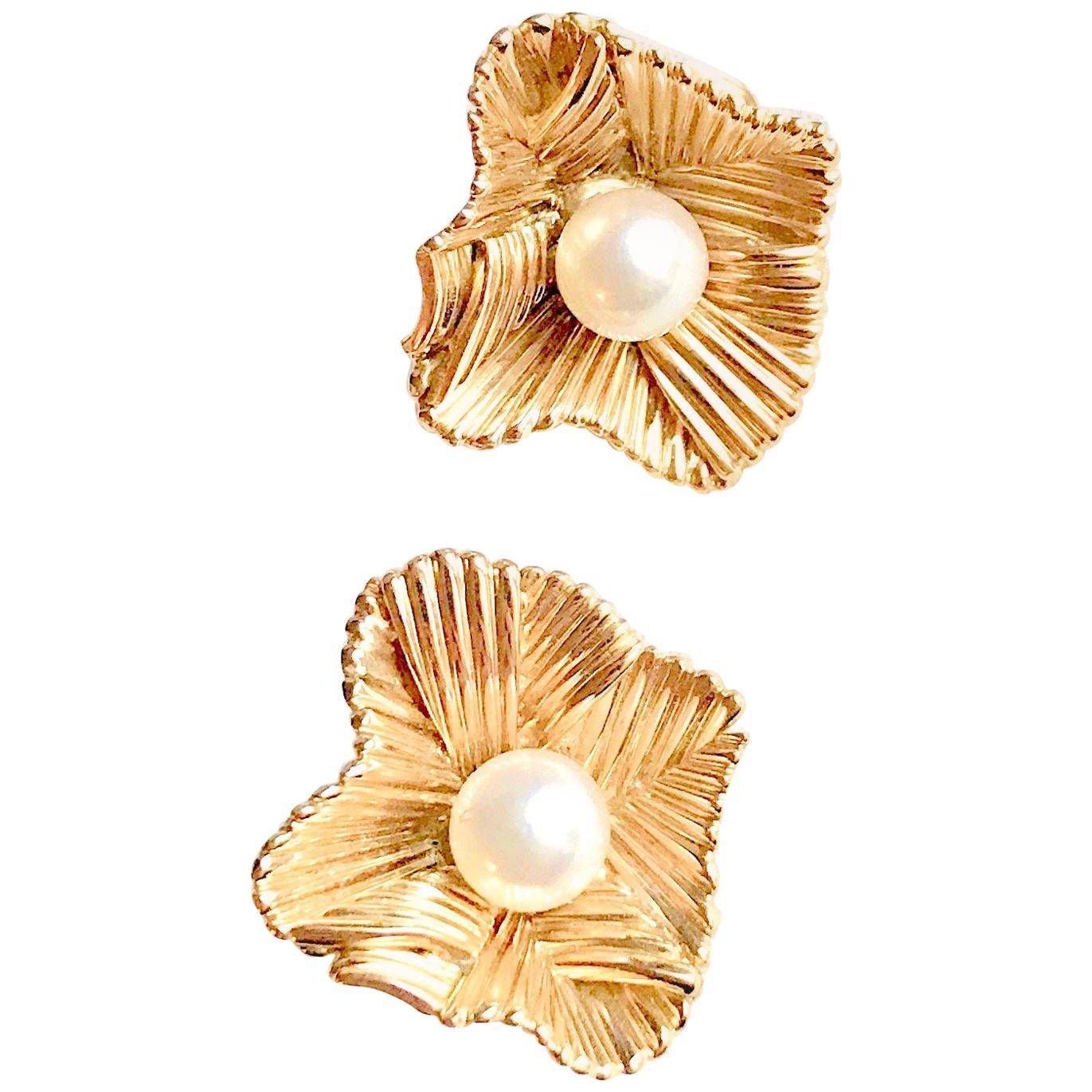 Boucheron Clip Earrings circa 1960 Petals in 18 Carat Gold and Pearl For Sale