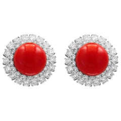 Orecchino da cocktail in corallo naturale da 35 carati e diamanti DeBeers da 12 carati in platino
