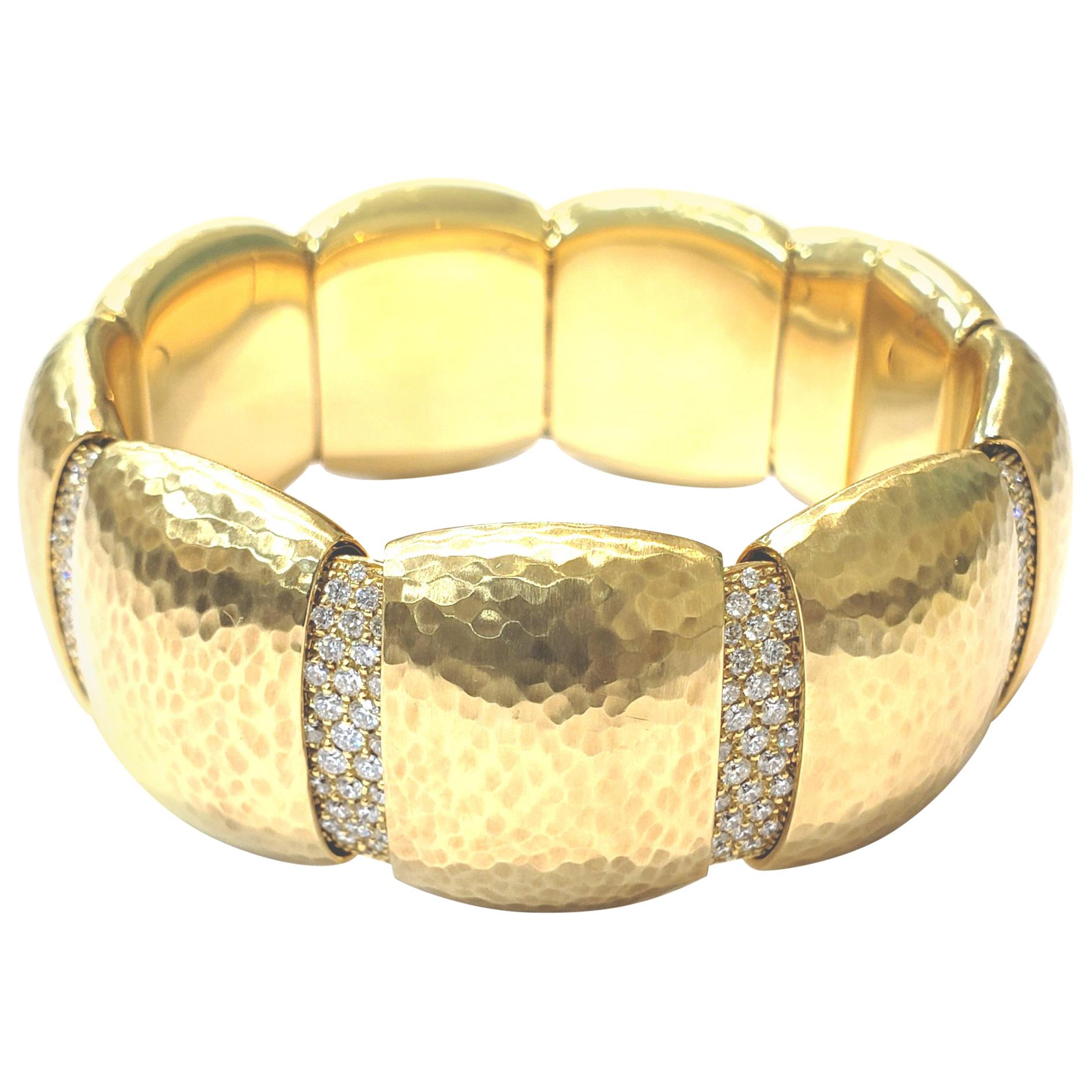 18 Karat Yellow Gold Hammered Bangle Bracelet with Pavé Diamonds 4.14 Carat For Sale