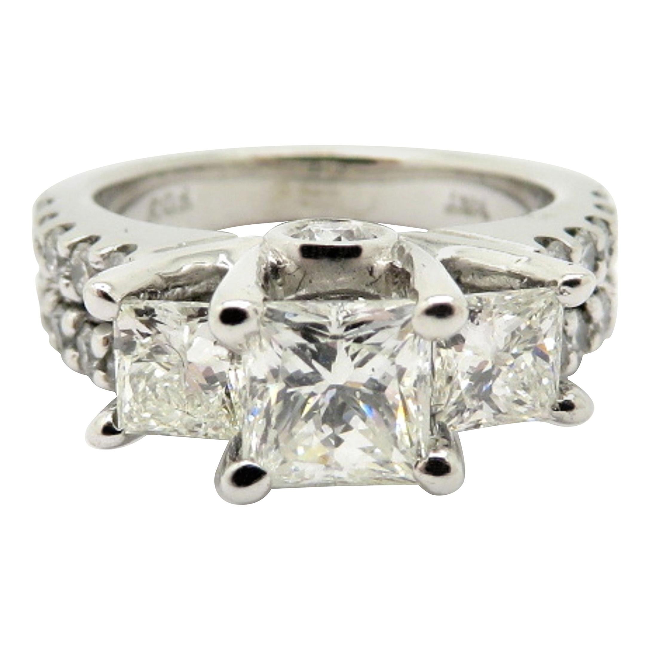 Nachlass Verlobungsring aus 14 Karat Weißgold mit Prinzessinnenschliff und rundem Diamant